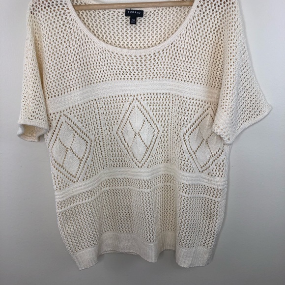 Torrid cream crochet dolman sweater size 00 (10) - Picture 3 of 12